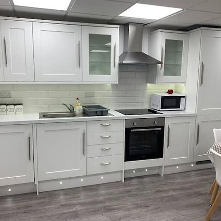 Huge Studio Close To City Centre With Free Secure Parking Leeds  Exterior photo