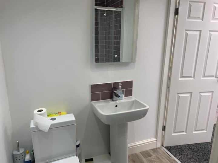 Huge Studio Close To City Centre With Free Secure Parking Leeds  Exterior photo