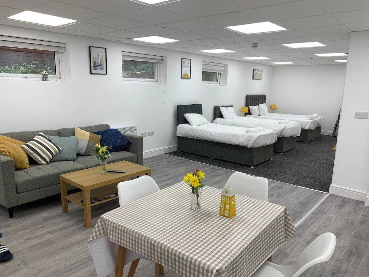 Huge Studio Close To City Centre With Free Secure Parking Leeds  Exterior photo